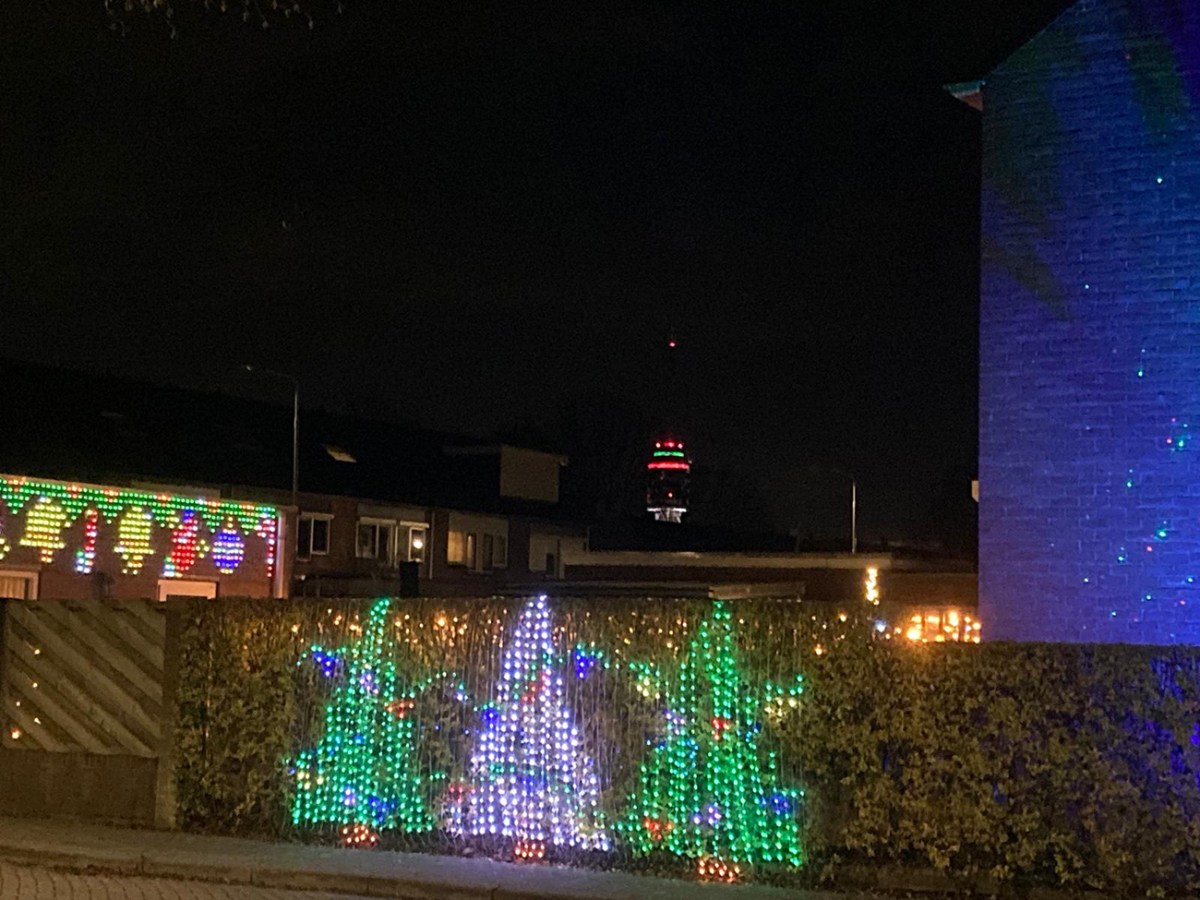 Vanaf allerlei kanten zijn de nieuwe lampen gefotografeerd